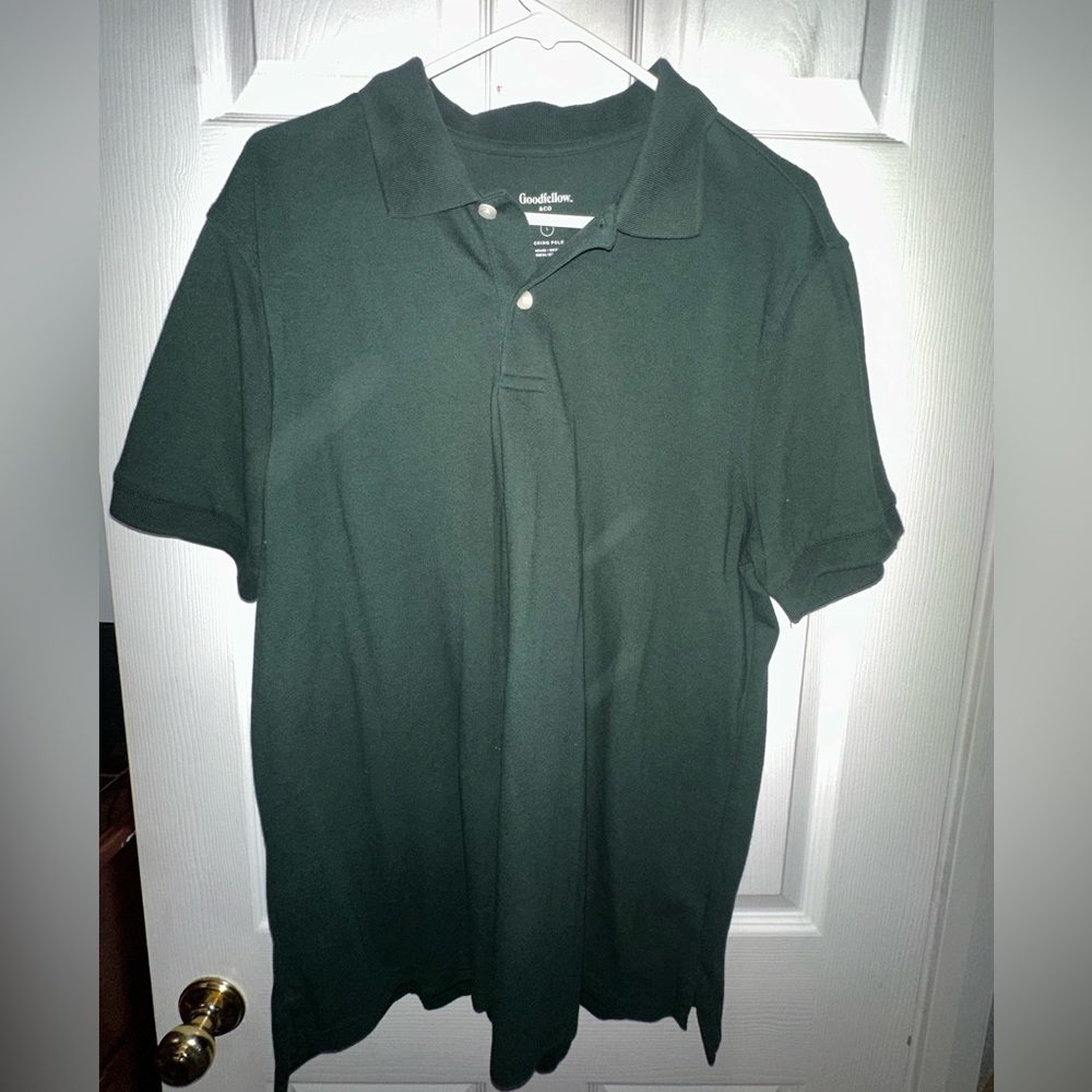Men’s green polo